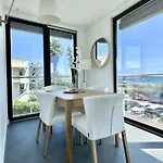 Private Front With Garden And Garage וילה *