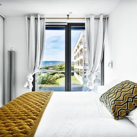 Private Front With Garden And Garage וילה *