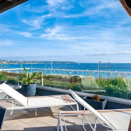 Private Front With Garden And Garage וילה