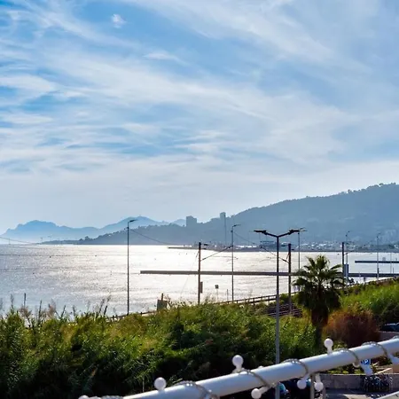 Private Front With Garden And Garage וילה