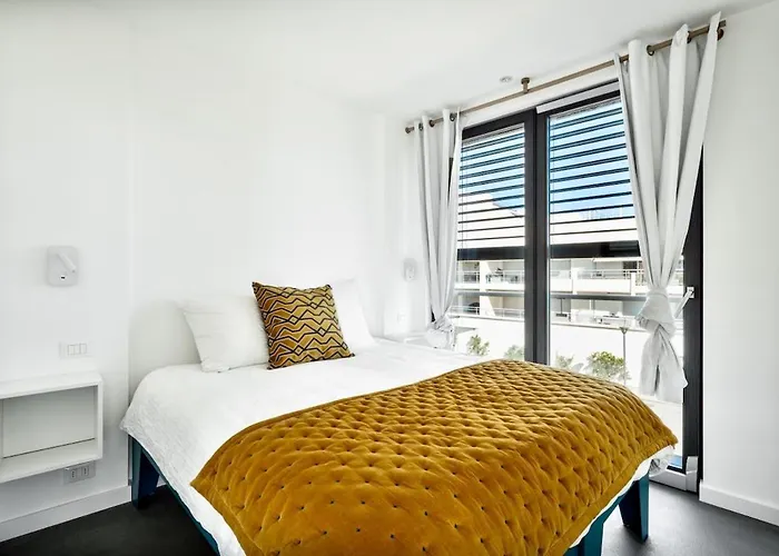 Villa Private Front With Garden And Garage