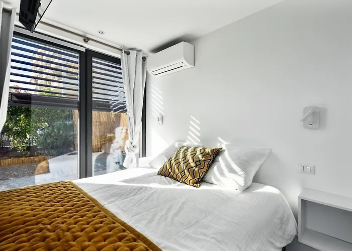 Private Front With Garden And Garage Villa Antibes